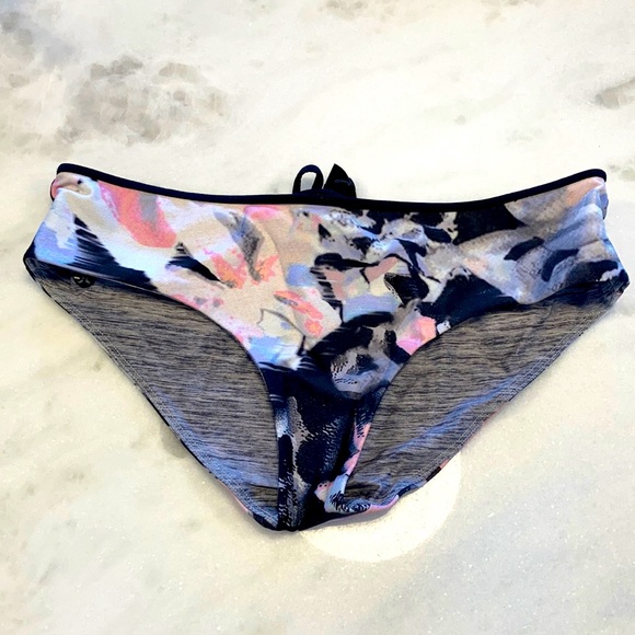 Reversible swim bottoms